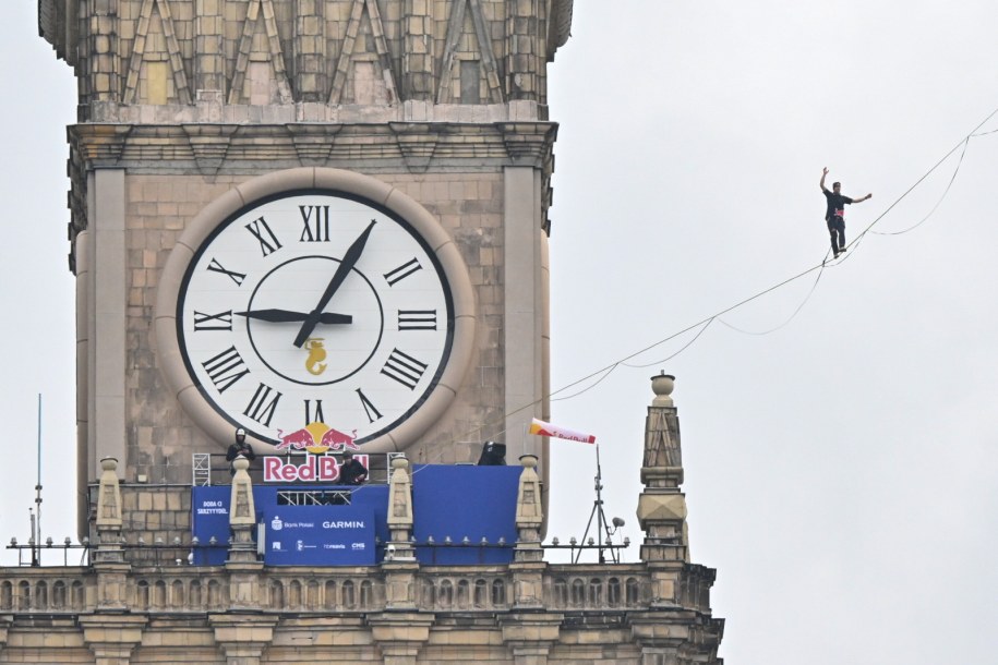 Estoński slackliner Jaan Roose podczas próby przejścia po taśmie z Pałacu Kultury i Nauki do Varso Tower w Warszawie w ramach wydarzenia Red Bull Linia Czasu /Piotr Nowak /PAP
