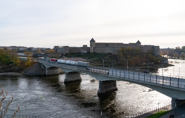 Estońsko-rosyjskie przejście graniczne na rzece Narwa /Shutterstock