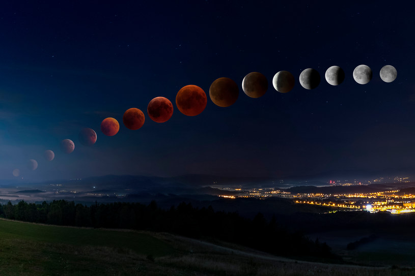 Etapy całkowitego zaćmienia Księżyca ukazane na jednej fotografii. /123RF/PICSEL /123RF/PICSEL