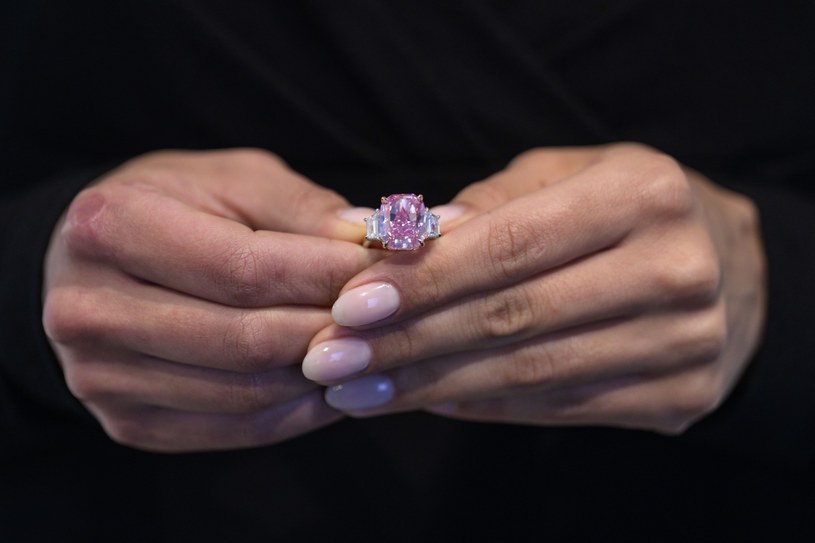 Eternal Pink - 10,57-karatowy jaskraworóżowy diament o szacunkowej wartości ponad 35 milionów dolarów na pokazie prasowym w Sotheby's w Nowym Jorku, 27 marca 2023 r. /Angela Weiss /AFP