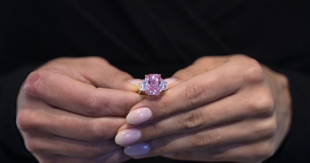 Eternal Pink - 10,57-karatowy jaskraworóżowy diament o szacunkowej wartości ponad 35 milionów dolarów na pokazie prasowym w Sotheby's w Nowym Jorku, 27 marca 2023 r. /Angela Weiss /AFP