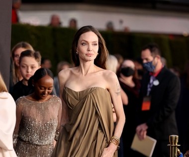 „Eternals” to epicka opowieść o losach nowych w kinowym świecie Marvela bohaterów. Nieśmiertelni herosi przez tysiące lat pozostawali w ukryciu, ale w obliczu zagrożenia muszą zjednoczyć siły, by stanąć do walki z najstarszymi wrogami ludzkości - Deviantami. 