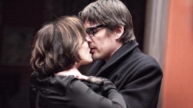 Ethan Hawke i Kristin Scott Thomas w scenie z filmu "Kobieta z Piątej Dzielnicy" /materiały dystrybutora