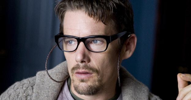 Ethan Hawke w scenie z filmu "Sinister" /materiały dystrybutora