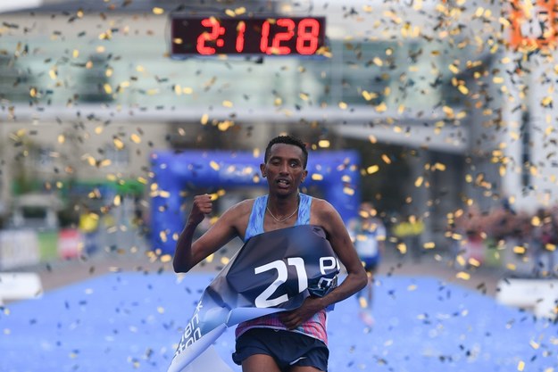 Etiopczyk Bazu Hayla, pierwszy na mecie 21. Poznań Maratonu /	Jakub Kaczmarczyk   /PAP