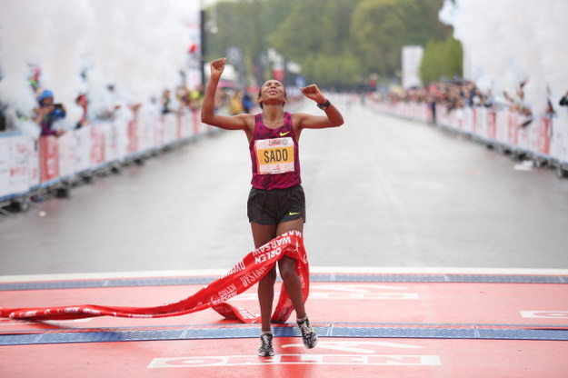 Etiopczyk Berhanu zwycięzcą Orlen Warsaw Maratonu 2015 /Leszek Szymański /PAP