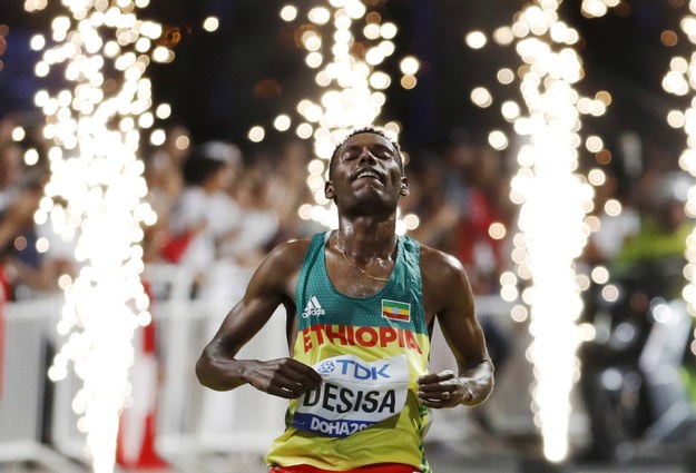 Etiopczyk Lelisa Desisa na mecie maratonu /LAVANDEIRA JR /PAP/EPA