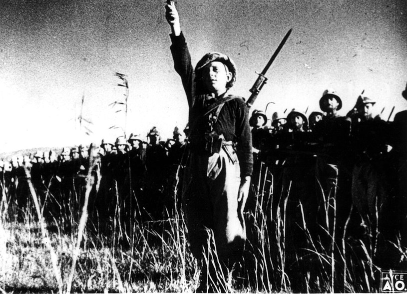 Etiopia, rok 1935. Młody faszysta salutuje Mussoliniemu /Getty Images