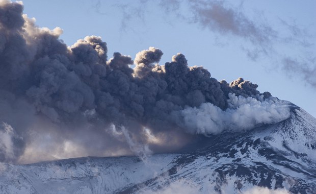 Etna budzi się do życia. Nad wulkanem słup pyłu i dymu