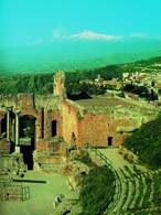 Etna, na pierwszym planie ruiny greckiego teatru w Taorminie, Sycylia /Encyklopedia Internautica