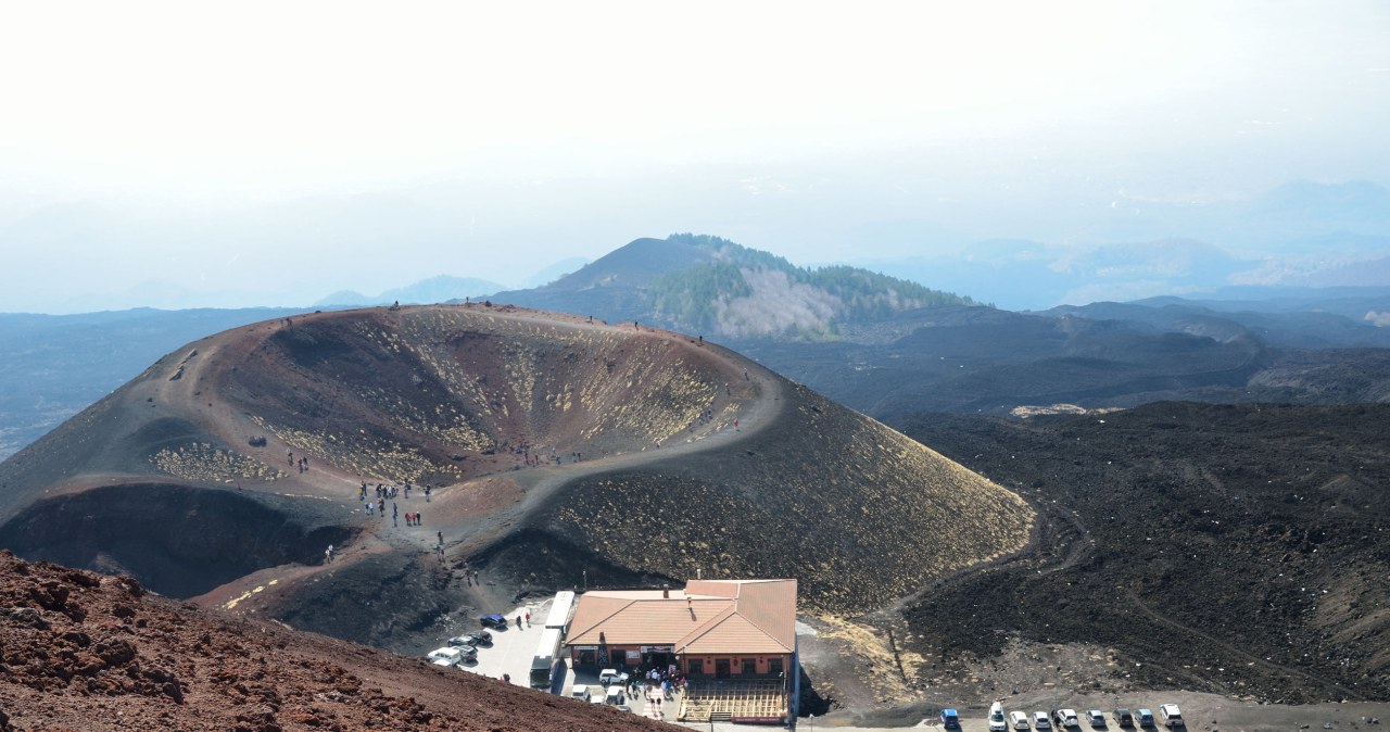 Etna to wciąż czynny wulkan, który warto zobaczyć, będąc w Katanii.
