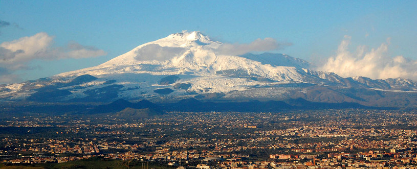 Etna z Katanią na pierwszym planie /BenAveling/CC BY-SA 4.0 Deed (https://creativecommons.org/licenses/by-sa/4.0/) /Wikimedia