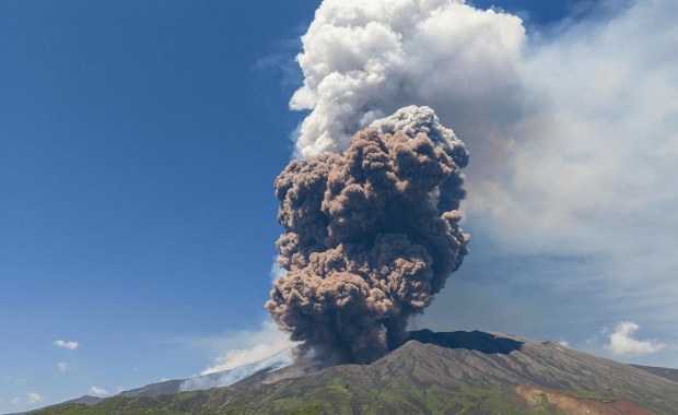 Etna znowu dała o sobie znać. Władze ogłosiły pomarańczowy alert