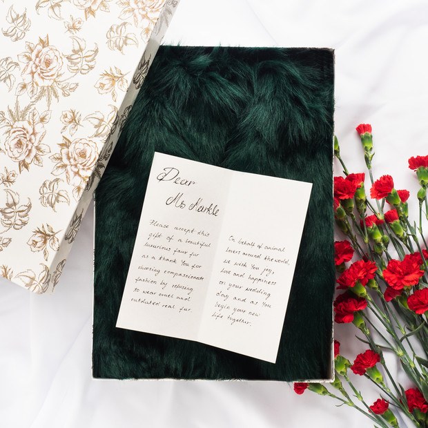 Etola wykonana jest ze sztucznego futra, w kolorze kojarzącym się z ekologią i ozdobiona podhalańskimi motywami /Otwarte Klatki /