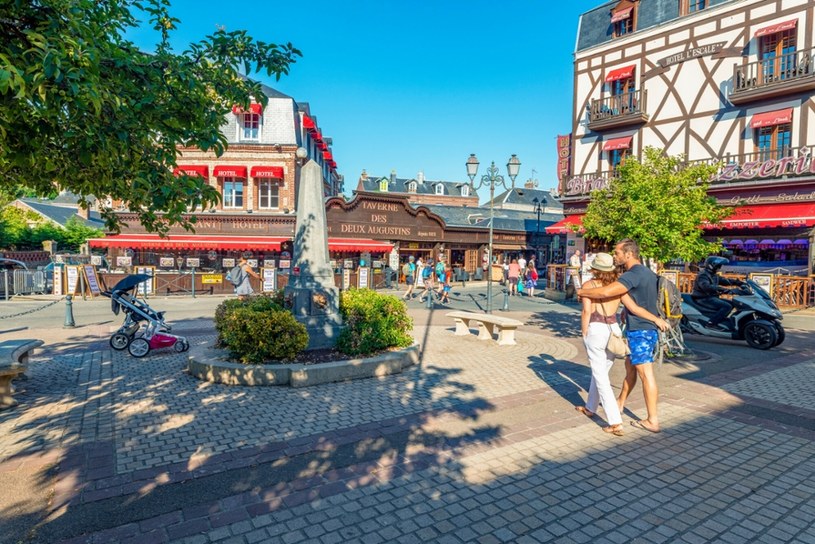 Étretat to nie tylko zachwycające klify, ale też pełne uroku uliczki kameralnego miasta /Kamel Salem/agefotostock/East News /East News