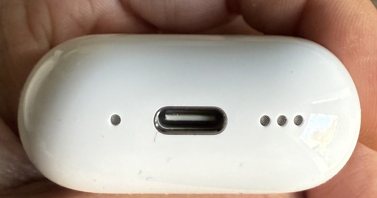 Etui ładujące z AirPods 4 ma złącze USB C i głośniczek dla funkcji Znajdź. /Dawid Długosz /INTERIA.PL