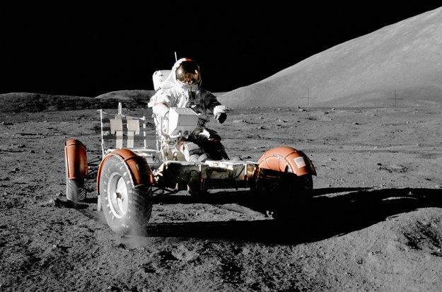 Eugen Cernan w łaziku Lunar Roving Vehicle (LRV). Zdjęcie wykonał Harrison H. Schmitt /Domena publiczna /NASA