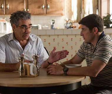 Eugene Levy i Jason Biggs w scenie z filmu "American Pie: Zjazd absolwentów"
