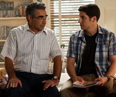 Eugene Levy i Jason Biggs w scenie z filmu "American Pie: Zjazd absolwentów"