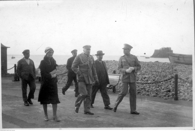 Eugenia Lewicka (druga z lewej) z Józefem Piłsudskim w trakcie pobytu na Maderze /Z archiwum Narodowego Archiwum Cyfrowego