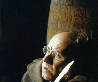 Eugeniusz Priwiezieńcew związany był z wrocławskim Teatrem Współczesnym, następnie grał w warszawskich teatrach Studio i Narodowym.

W latach 80. mieszkał i pracował za granicą. Zagrał w około 30 filmach zachodnich produkcji, między innymi w "Wyborze Zofii" Alana J. Pakuli, "Piratach" Romana Polańskiego, a także w "Liście Schindlera" Stevena Spielberga.