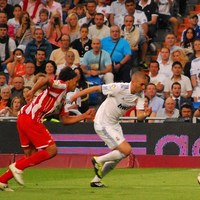 Reprezentant Francji, Karim Benzema ogrywa Marcelo Silvę w spotkaniu Realu Madryt z Almerią