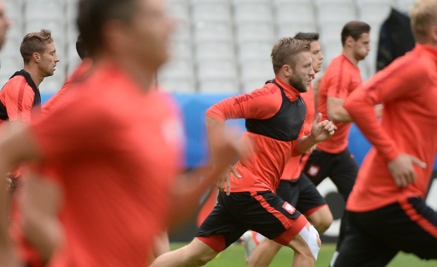 Euro 2016: Wieża Eiffla podświetlona na biało-czerwono? Włącz się do gry #POL dla Polski