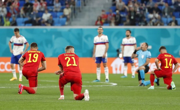 Euro 2020. Czy Polacy powinni klęczeć przed meczem?