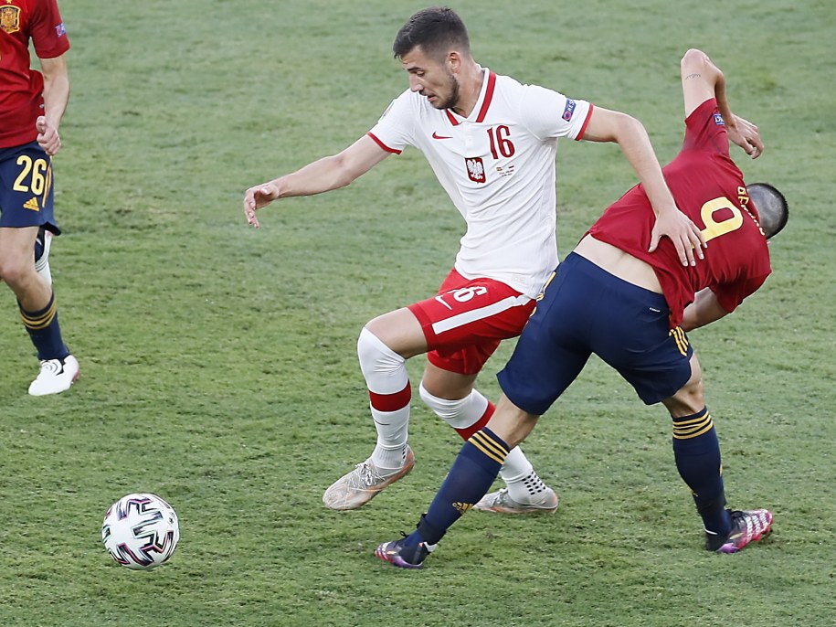 Euro 2020. Jakub Moder i Gerard Moreno w meczu Hiszpania - Polska, 19 czerwca /Jose Manuel Vidal / POOL /PAP/EPA