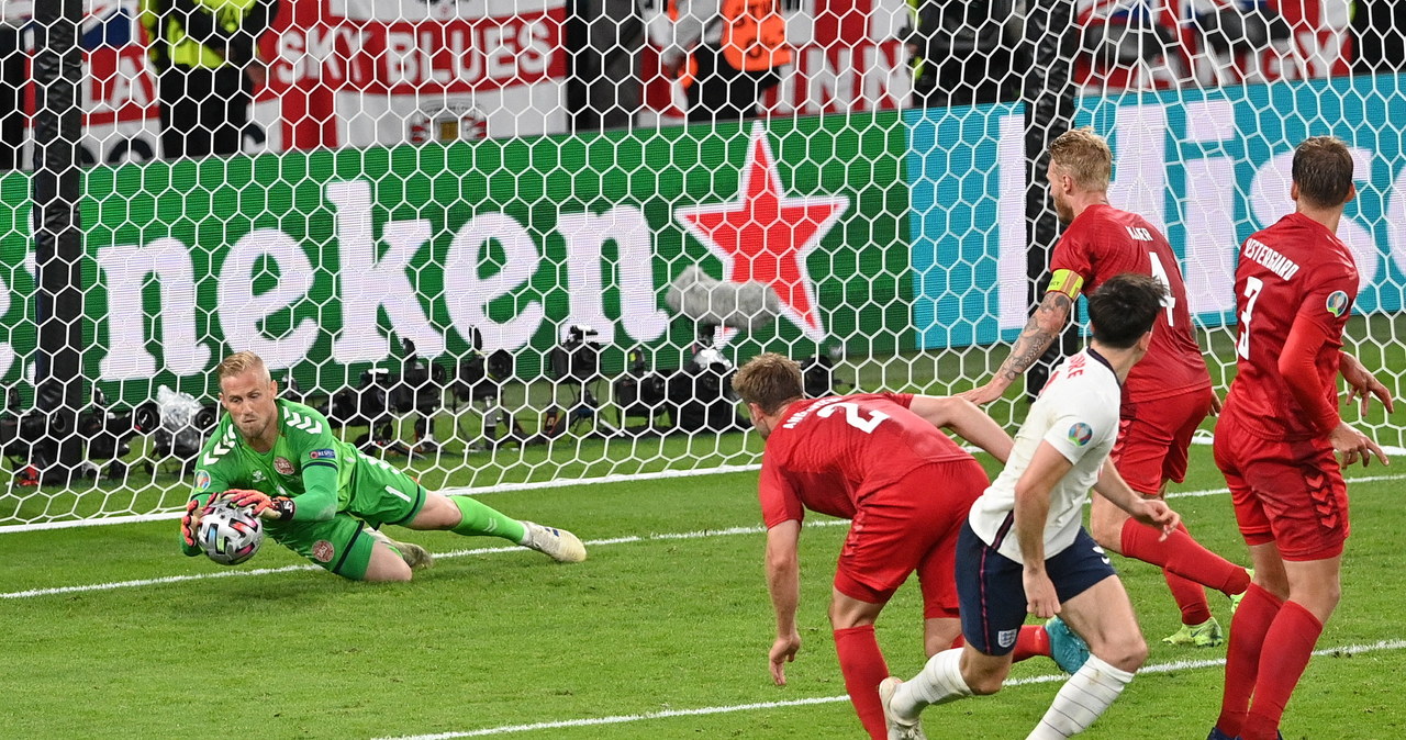 Euro 2020. Ktoś chciał rozproszyć Kaspera Schmeichela. Na jego twarz nakierowano laser