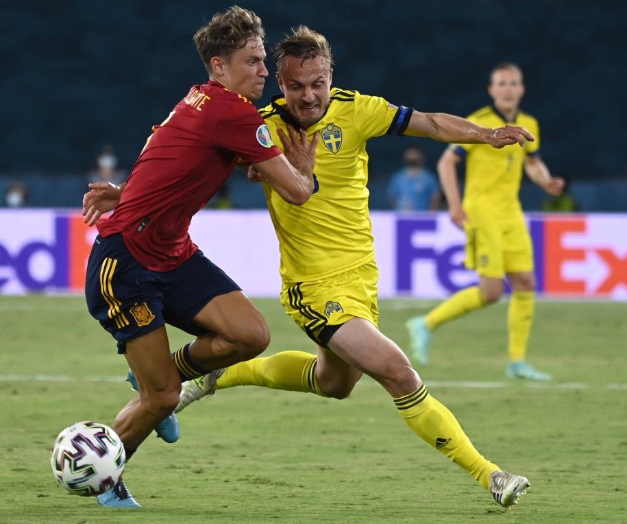 Euro 2020. Marcos Llorente i Pierre Bengtsson w meczu Hiszpania - Szecja, 14 czerwca /Pierre-Philippe Marcou / POOL /PAP/EPA