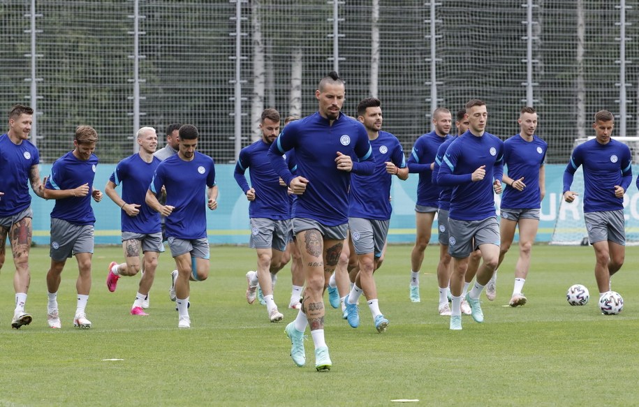 Euro 2020. Piłkarze reprezentacji Słowacji – na czele: lider drużyny Marek Hamsik – podczas treningu w Sankt Petersburgu w przeddzień meczu z Polakami /ANATOLY MALTSEV  /PAP/EPA