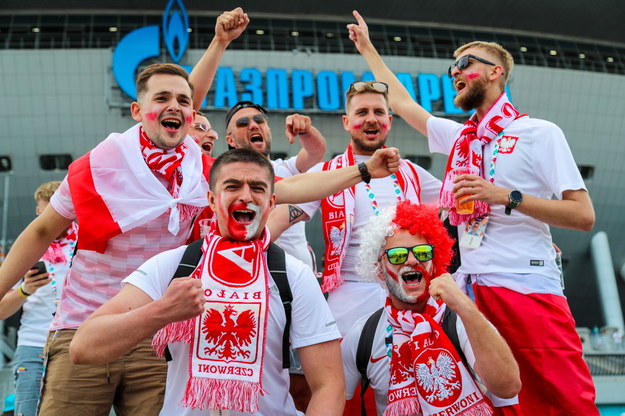 Euro 2020. Polscy kibice przed stadionem w Sankt Petersburgu, gdzie biało-czerwoni zmierzyli się ze Słowakami (14 czerwca) /Igor Russak /PAP/DPA