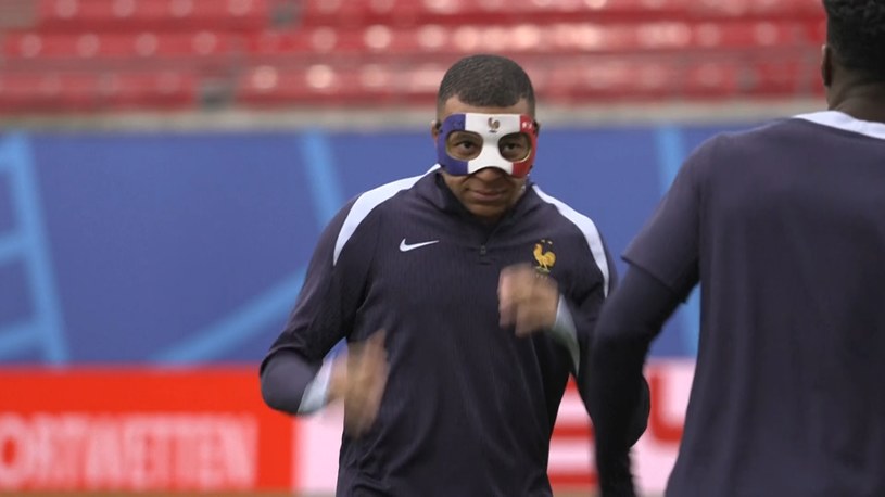 Euro 2024. Kylian Mbappe trenuje w specjalnej masce. WIDEO