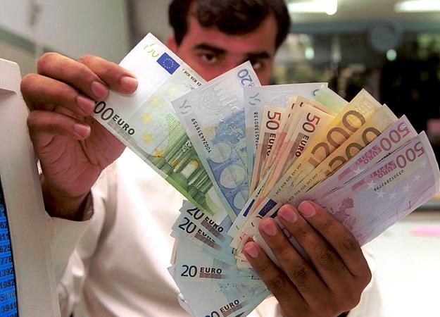 Euro na początku wakacji będzie drożeć? /AFP