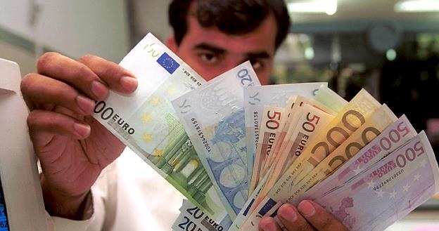 Euro na początku wakacji będzie drożeć? /AFP