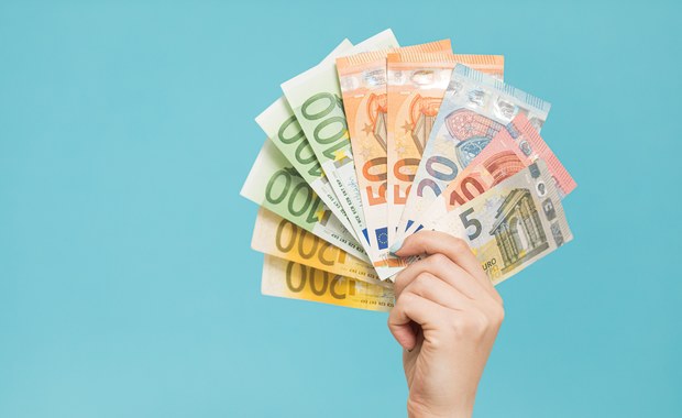 Euro po raz pierwszy po 5 zł