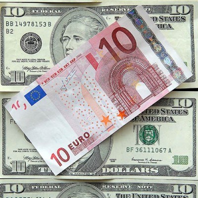 Euro zastąpi dolara w roli światowej waluty rezerwowej uważają analitycy /AFP