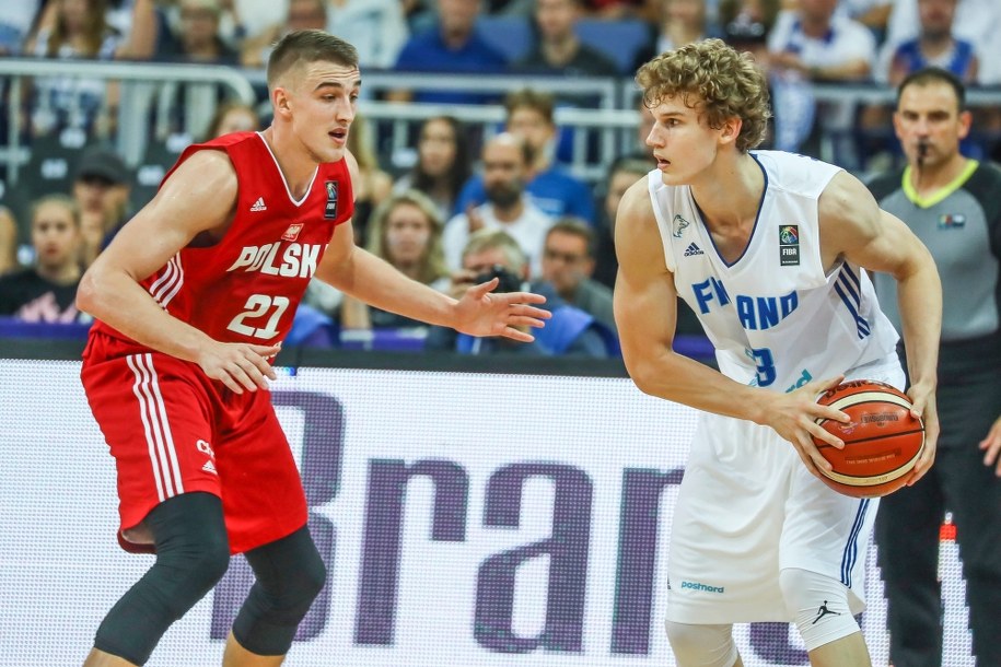 EuroBasket 2017: Tomasz Gielo i Lauri Markkanen w czasie pojedynku reprezentacji Polski i Finlandii /MAURI RATILAINEN /PAP/EPA