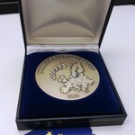 Eurodeputowani EPL przyznali sobie "noblowskie" medale. "To dziecinada"