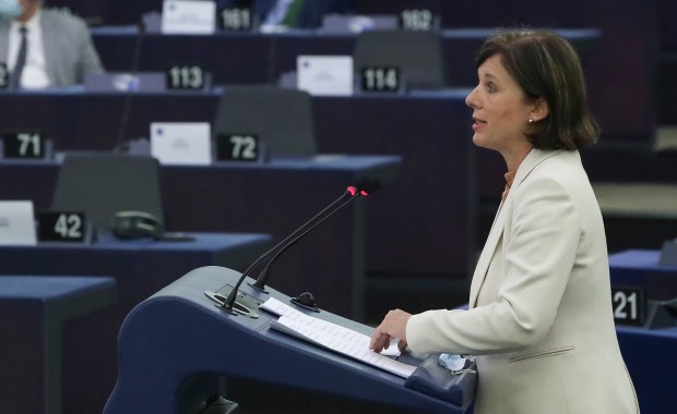 Eurodeputowani poparli działania KE wobec Polski. Wezwali do większej surowości