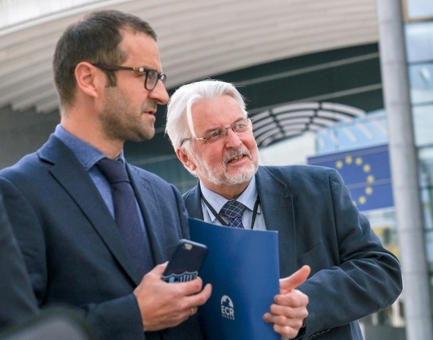 Eurodeputowani z ramienia PiS Witold Waszczykowski and Tomasz Poręba /OLIVIER HOSLET /PAP/EPA