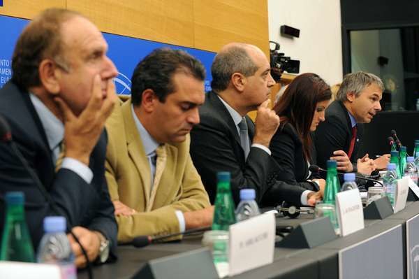Eurodeputowani z Włoch - od lewej Pino Arlacchi, Luigi De Magistris, Giomarria Uggias, Sonia Alfa /AFP