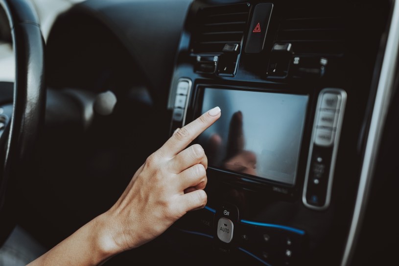 EuroNCAP chce, by podstawowe funkcje pojazdu obsługiwane były fizycznymi przyciskami. To koniec ekranów dotykowych w samochodach? /123RF/PICSEL