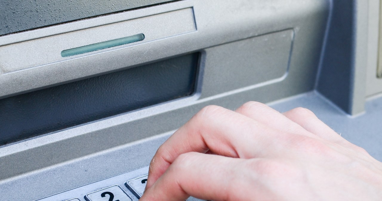 Euronet ogranicza wypłaty z bankomatów /123RF/PICSEL