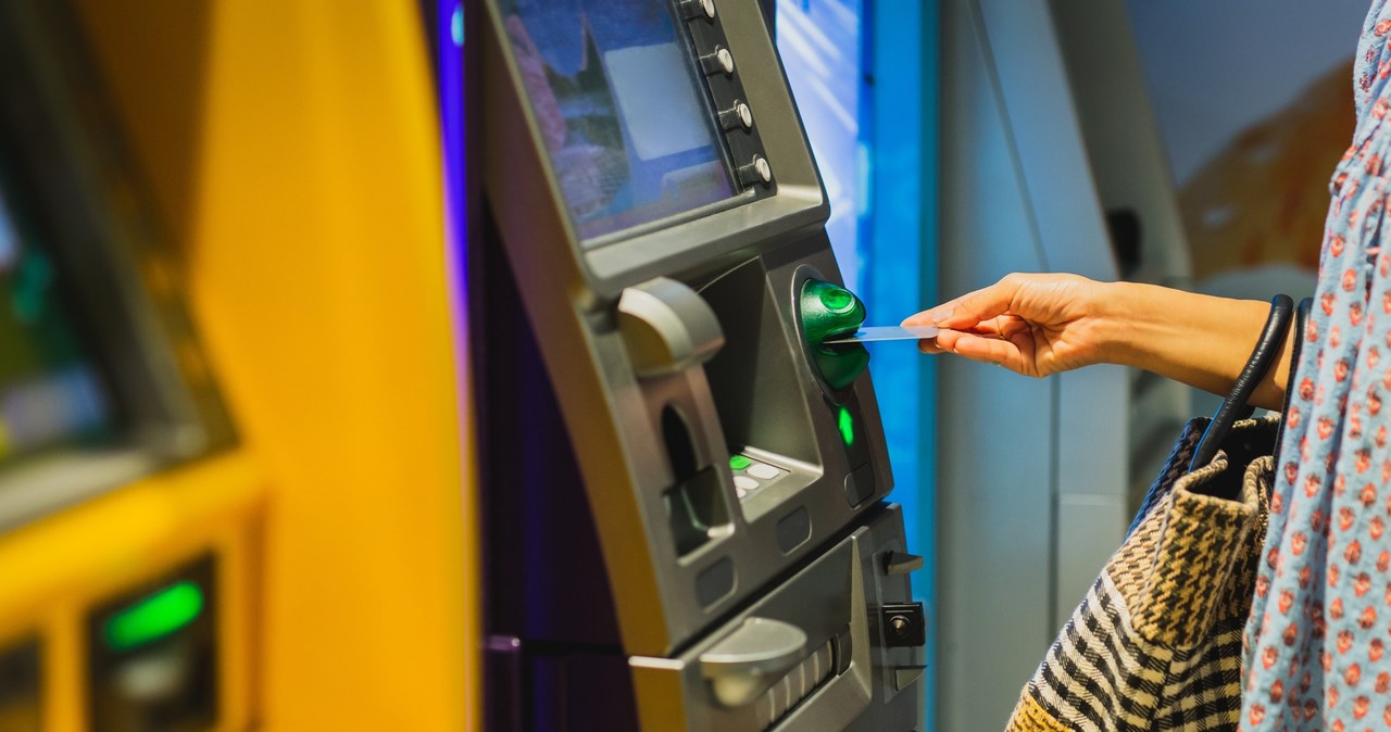 Euronet zmienił interfejs w swoich bankomatach, a zmiany mogą być mylące dla użytkowników, którzy chcą wypłacić gotówkę. Postępowanie w sprawie wszczął UOKiK /bignai /123RF/PICSEL