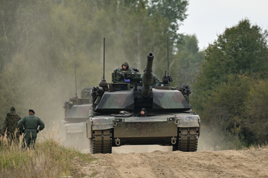 Europa może osiągnąć militarną autonomię do 2035 roku; kluczowe programy strategiczne mogłaby koordynować m. in. Polska (na zdjęciu: czołg Abrams na poligonie w Biedrusku, październik 2025 r.) /Jakub Kaczmarczyk /PAP