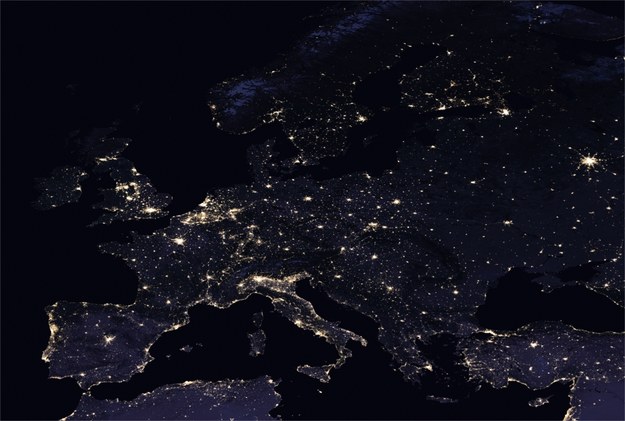 Europa w nocy w 2016 roku /NASA Earth Observatory images by Joshua Stevens, using Suomi NPP VIIRS data from Miguel Román, NASA's Goddard Space Flight Center /materiały prasowe