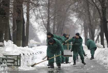 Europa walczy ze śniegiem /YURI KOCHETKOV /PAP/EPA