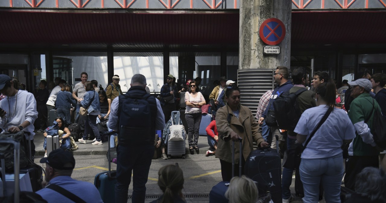 Europa wciąż podlicza skutki blackoutu. Pokrzywdzona zwłaszcza jedna grupa /Fernando Sánchez/Associated Press/East News /East News